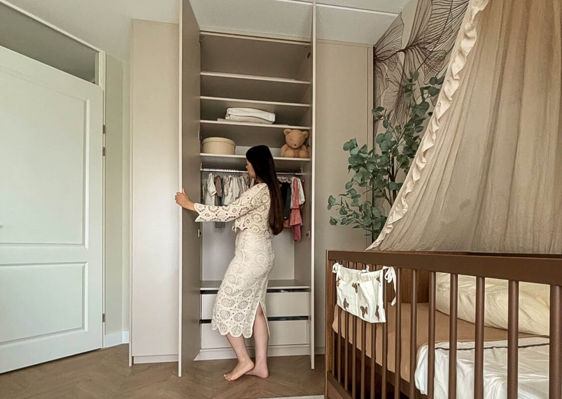 Custom-made dressing wardrobe in the children's room in Dune Beige