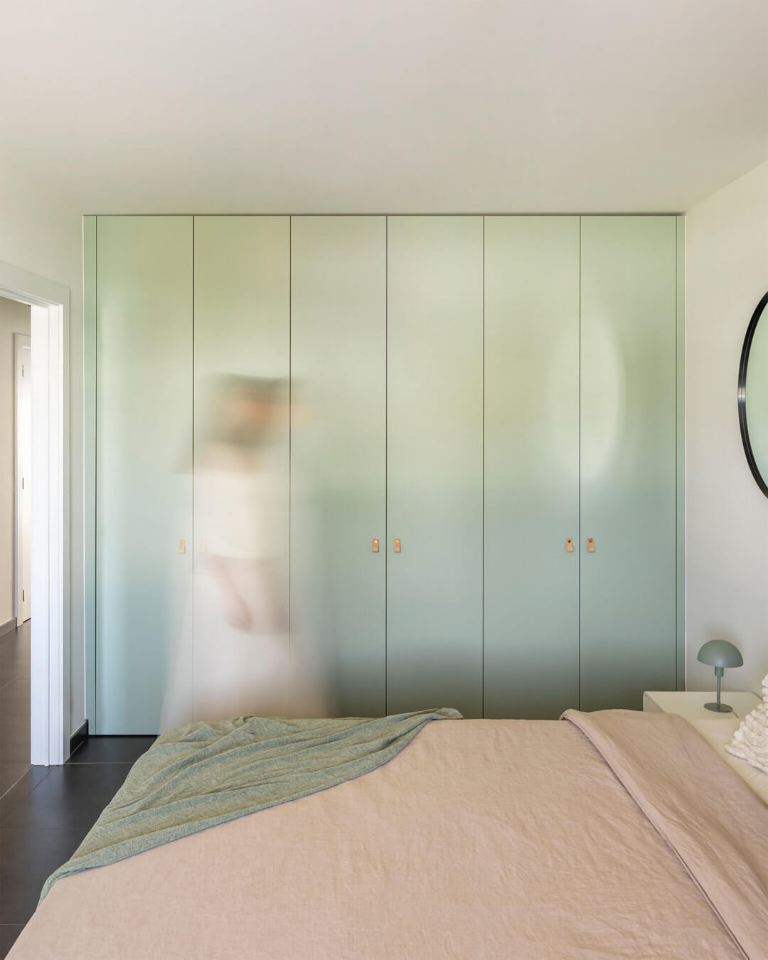 Bedroom with soft green tones by Maatkasten Online