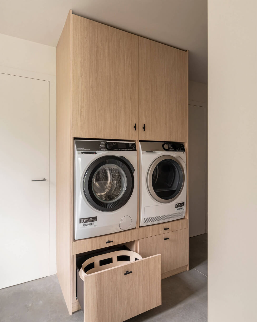 Custom washing machine cabinet in the color Atlas Oak