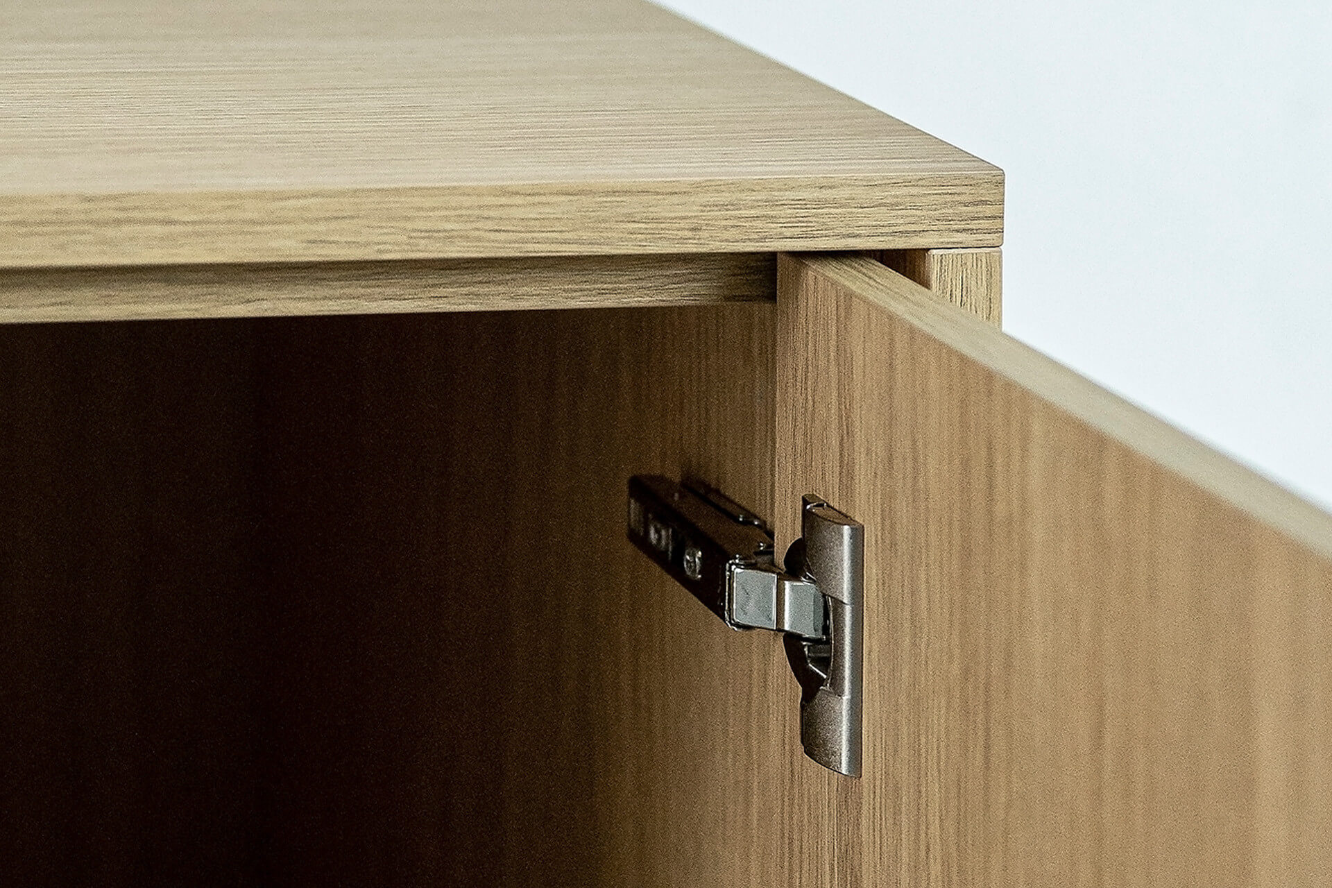 Blum hinge in a custom-made TV cabinet in natural oak essential, from maatkastenonline