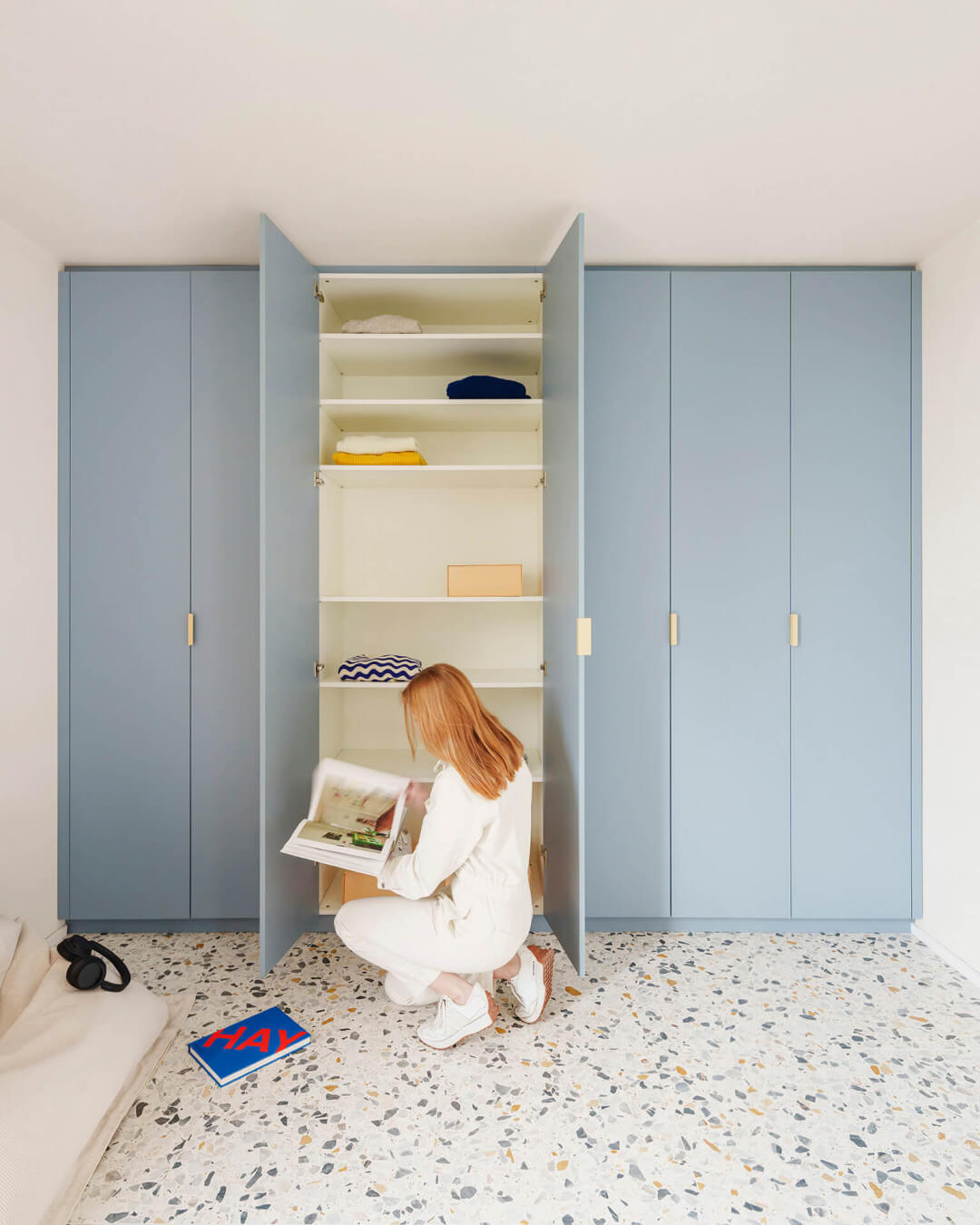 Made-to-measure storage cupboard in the colour Silver Blue 