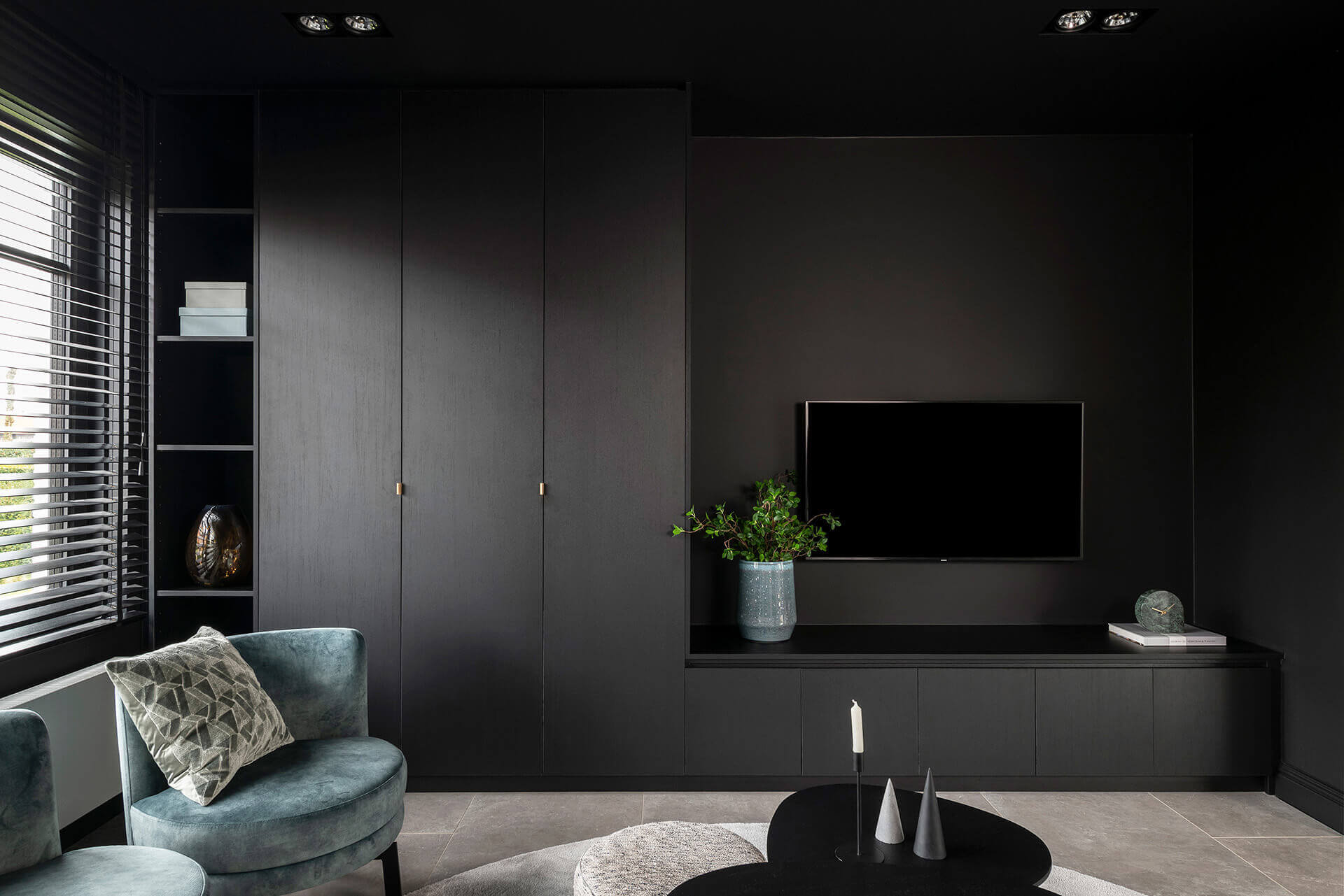 Wall unit combination, consisting of 2 tall storage cabinets and a chest of drawers in the middle by Maatkasten Online