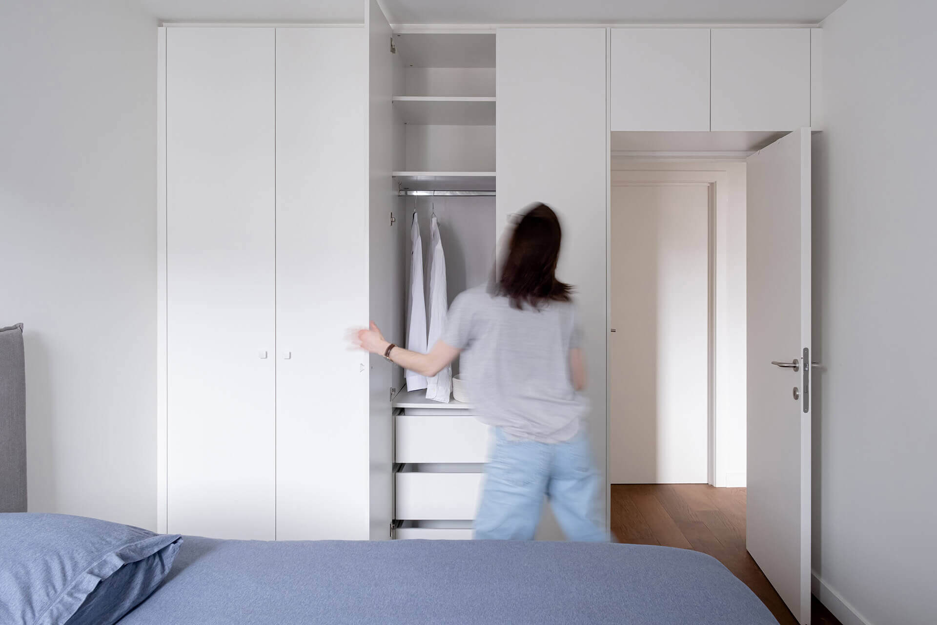 Armoire de pont avec placards suspendus sur mesure dans une chambre à coucher