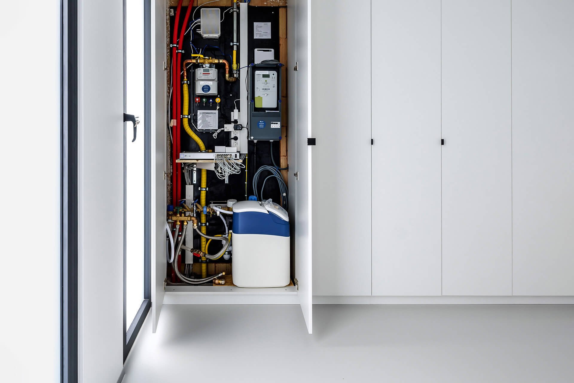 Transporting technical installations with a custom-made cabinet
