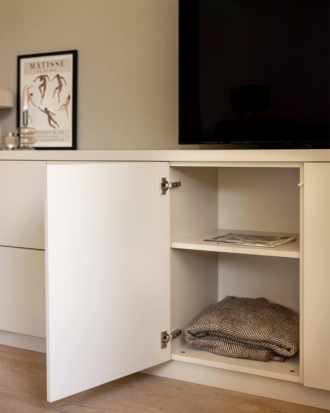 Detail van een dressoir op maat in de kleur Dune Beige met push to open systeem 