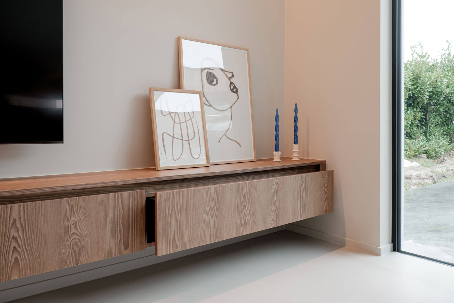 Tv meubel met houtstructuur, zwevend en volledig op maat van maatkastenonline