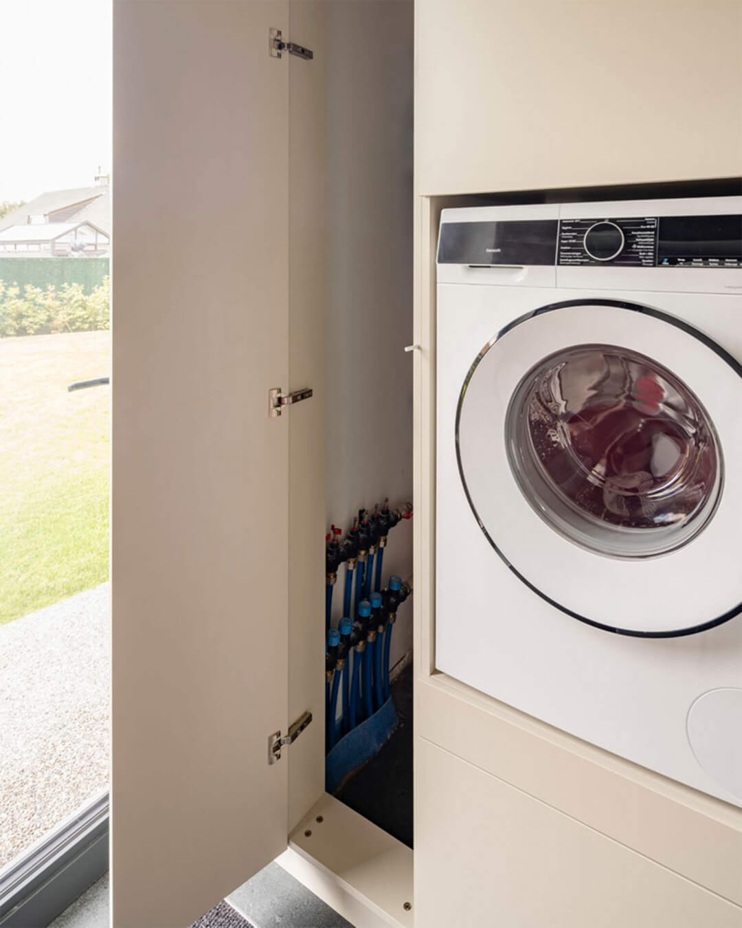 Armoire technique combinée avec une armoire à linge sur mesure