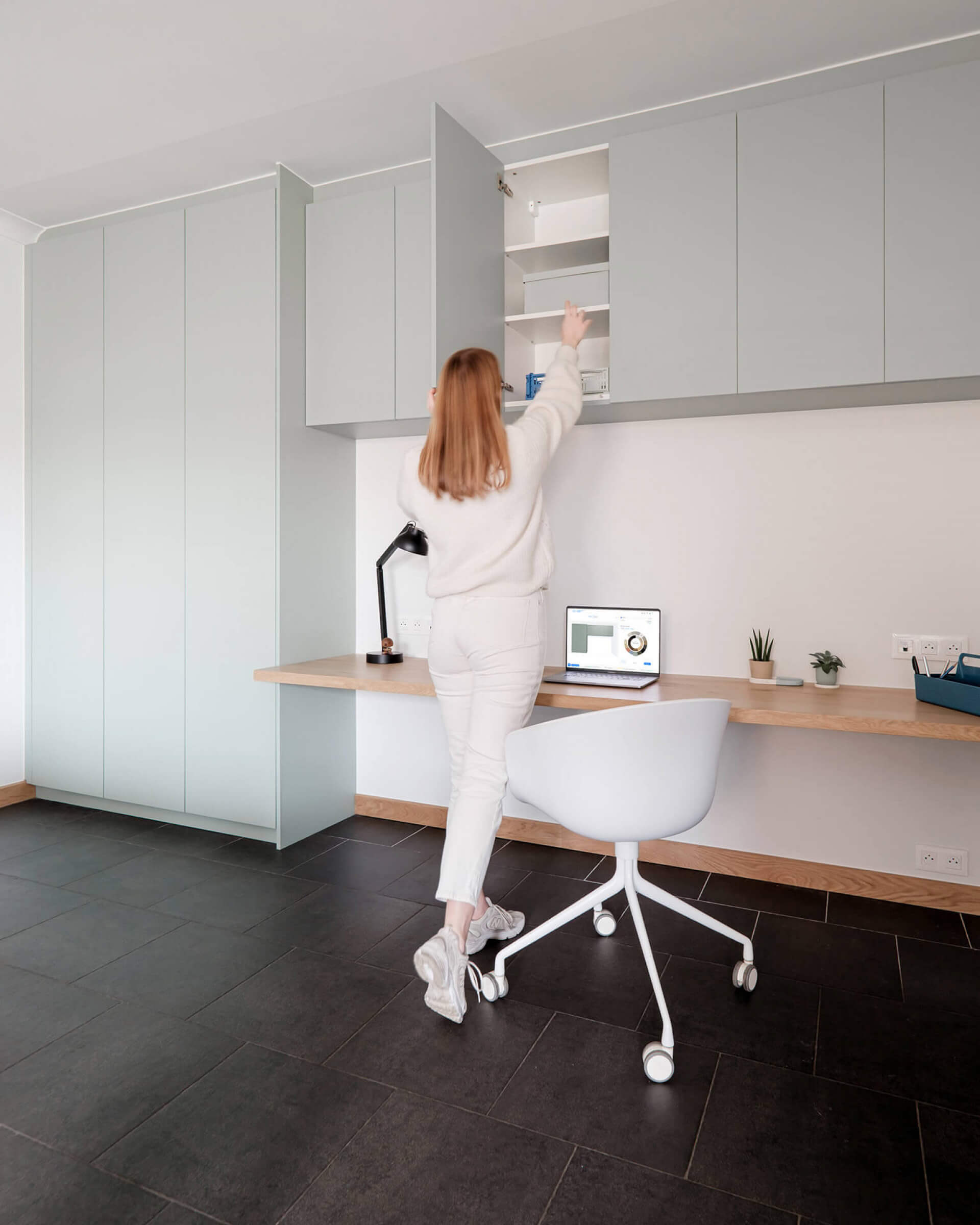 Placard de plafond sur mesure au-dessus d'un bureau de couleur Industrial Green