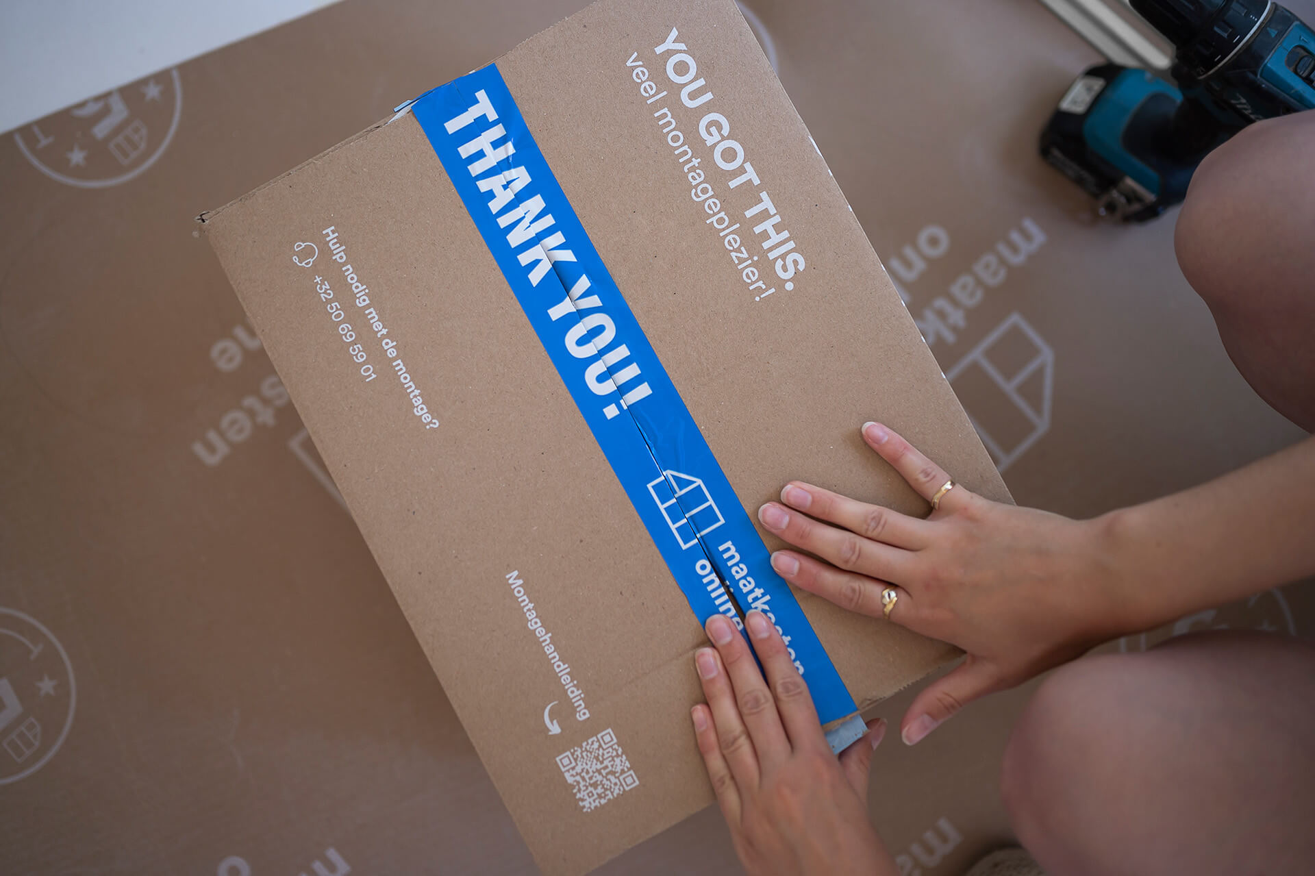 Boîtes de montage fournies avec l'armoire sur mesure