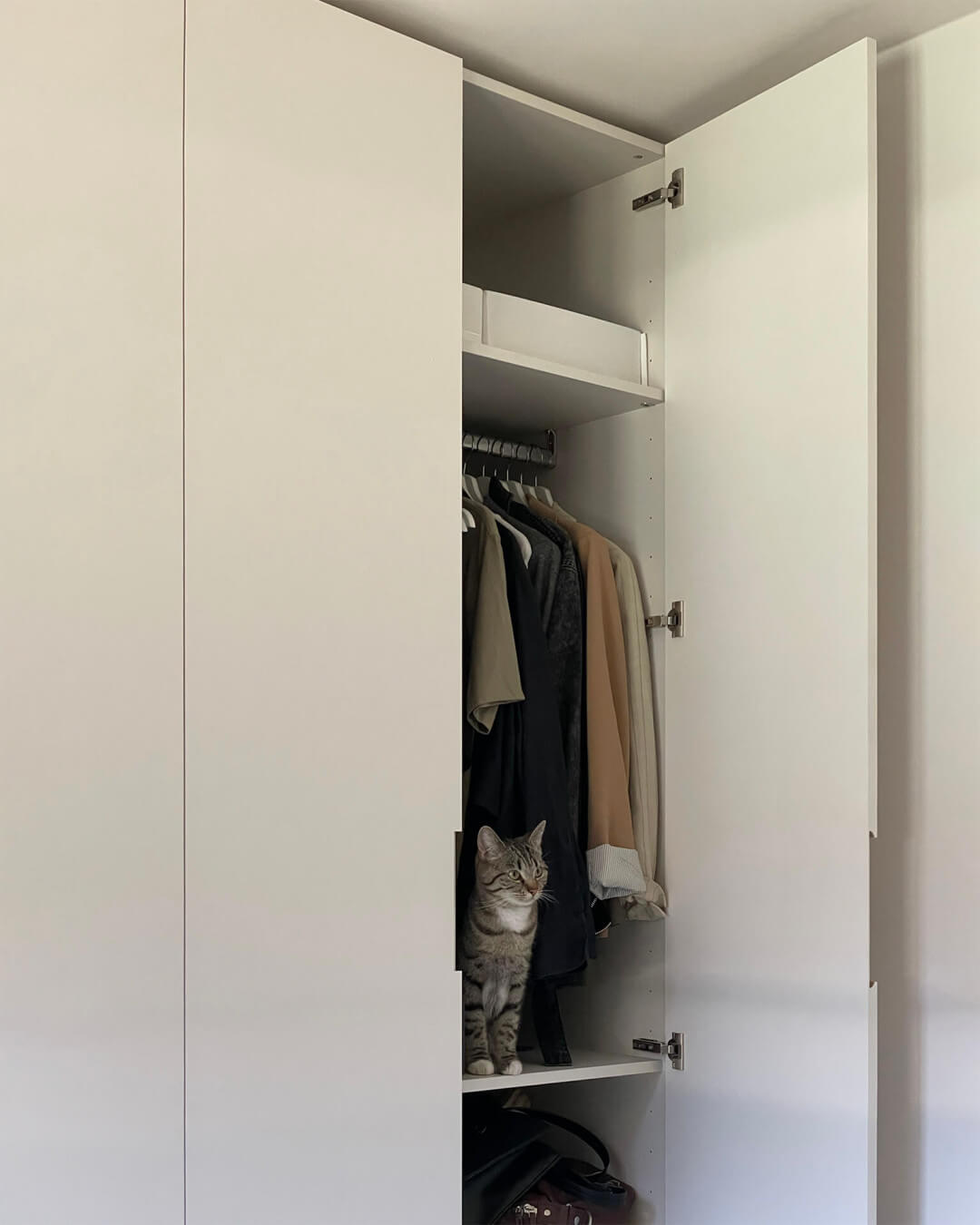 Storage cabinet with MDF cabinet doors and short milled handles