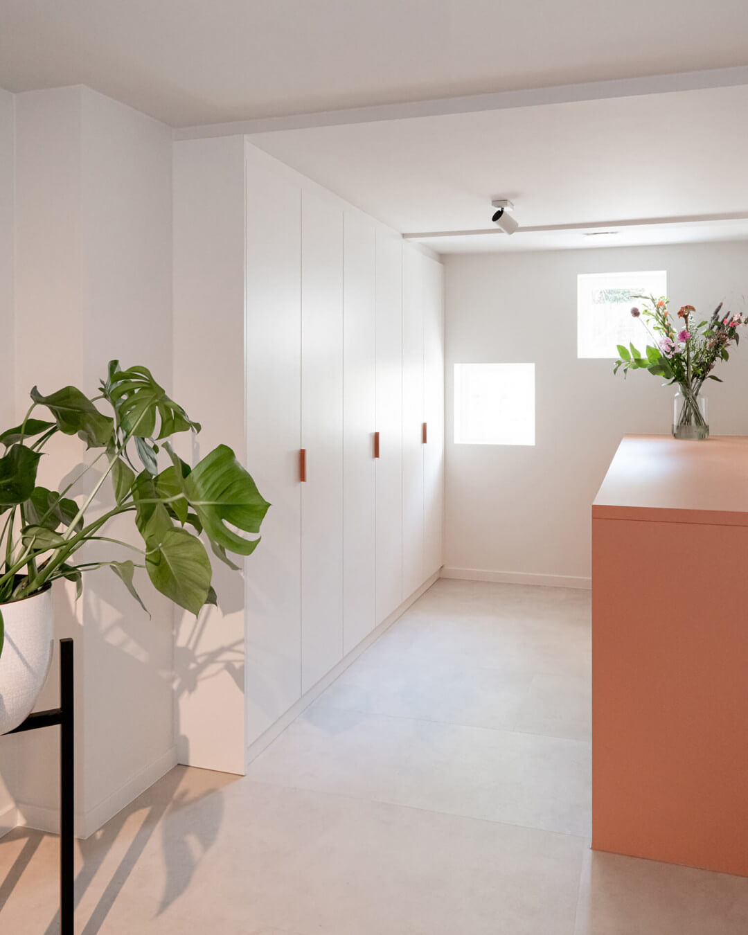 Customised technical cabinet in laundry room, cabinets in Front White with pink Tonton handles.Customised technical cabinet in laundry room, cabinets in Front White with pink Tonton handles.