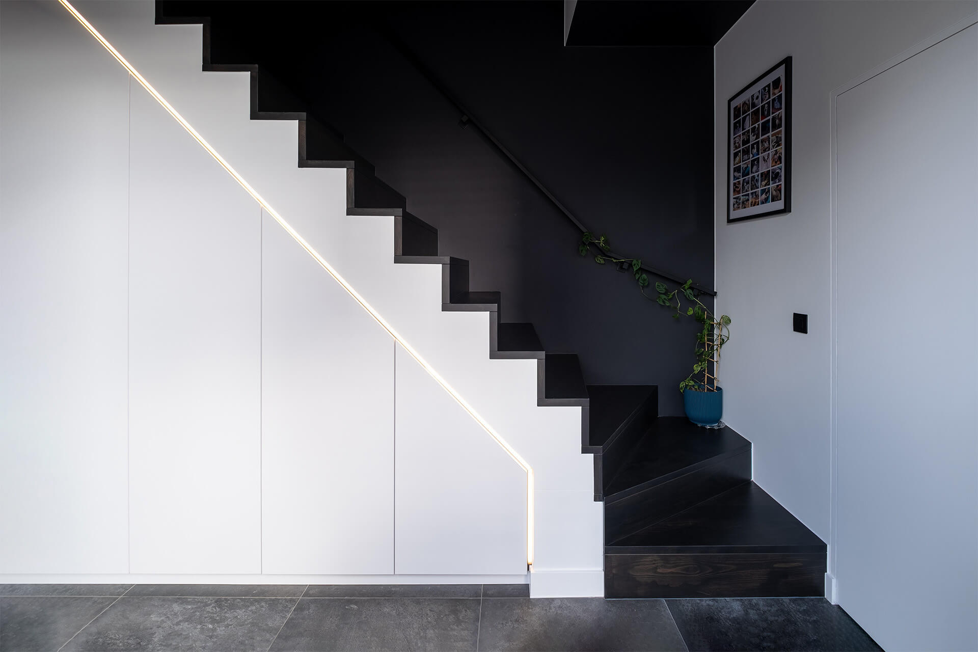 Placard d'escalier sur mesure de bespoke cupboardsonline dans la couleur Front White.