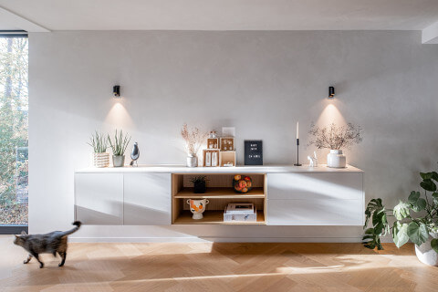 Zwevende commode op maat in de kleuren seashell en essential oak naturel, in de woonkamer van Maatkasten Online