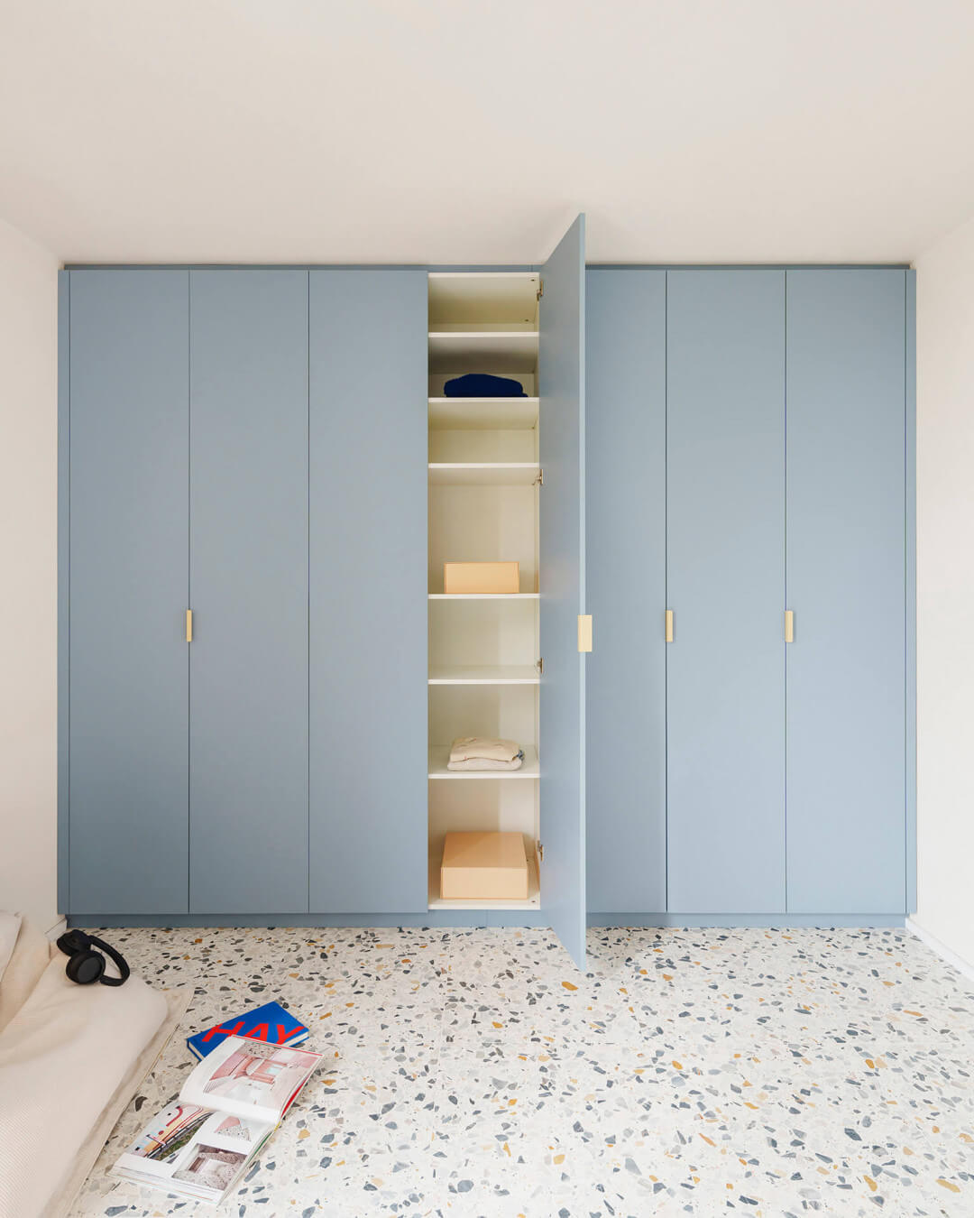 Built-in wardrobe in colour Silver Blue