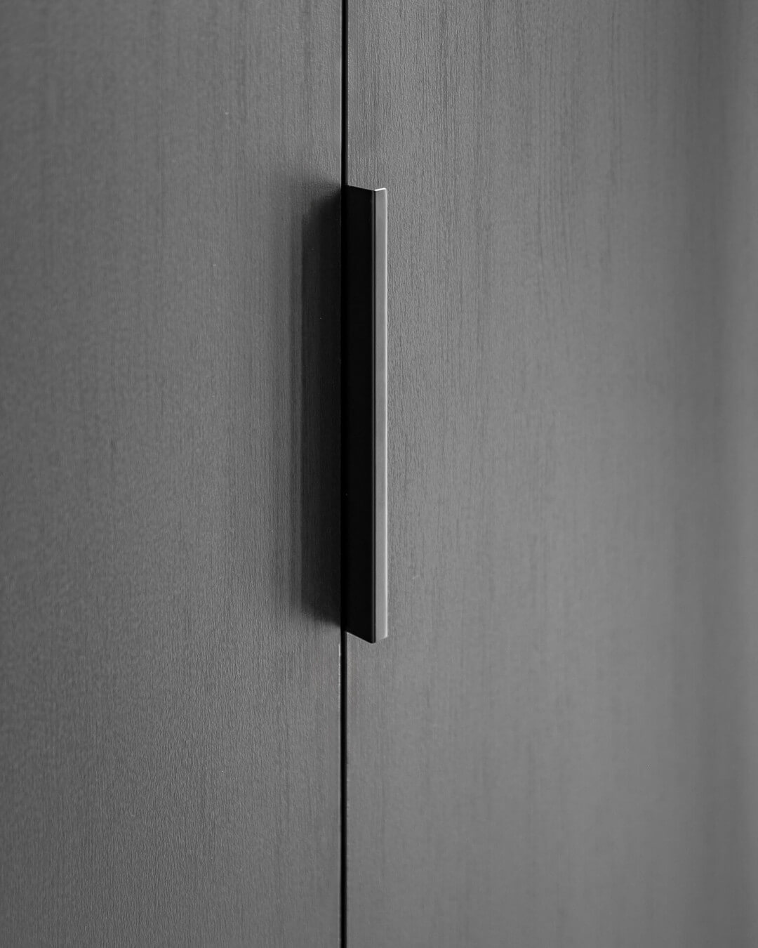 Black handle called Pure for a black custom cabinet