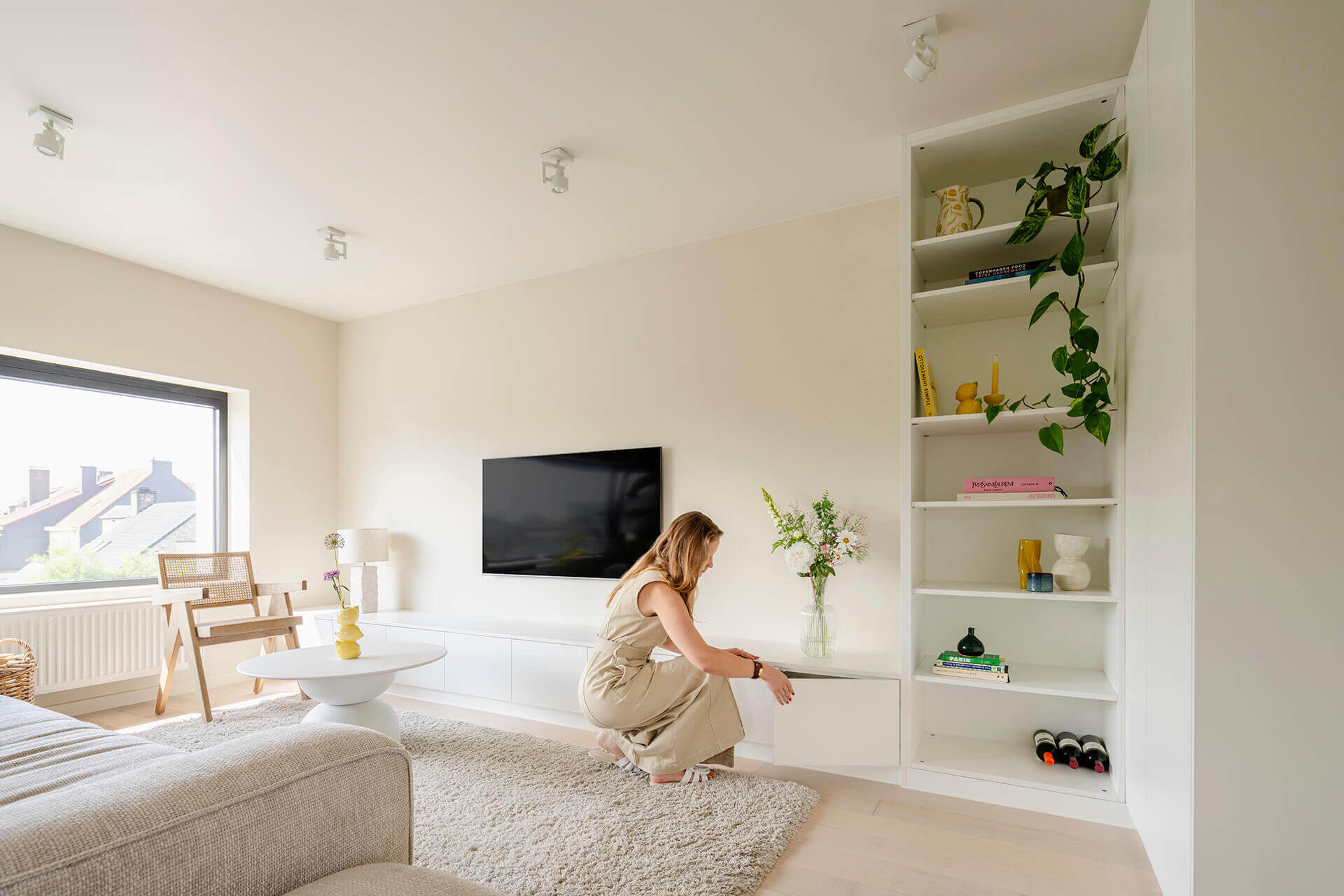Wandcombinatie met TV meubel op maat in de woonkamer