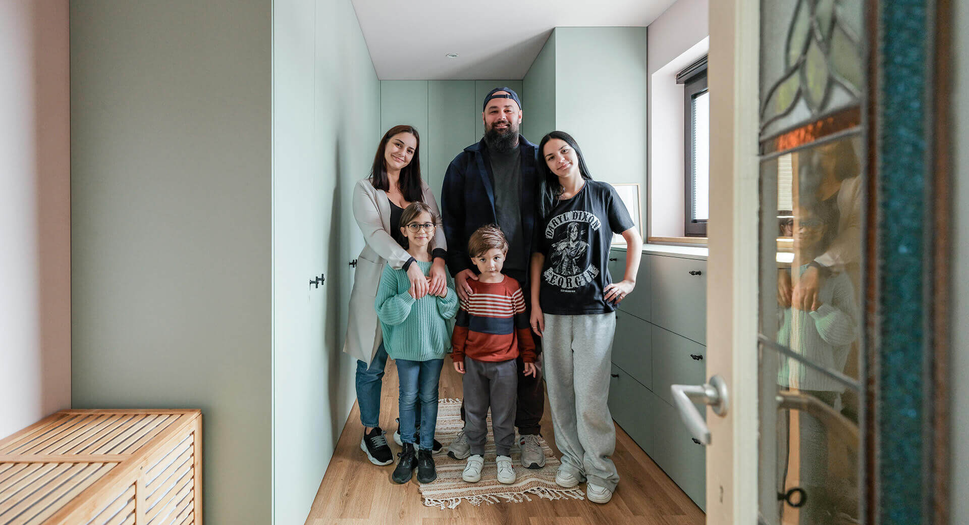 The family of Ana and Enis, the winners of Huis Gemaakt on VTM, in their dream dressing room