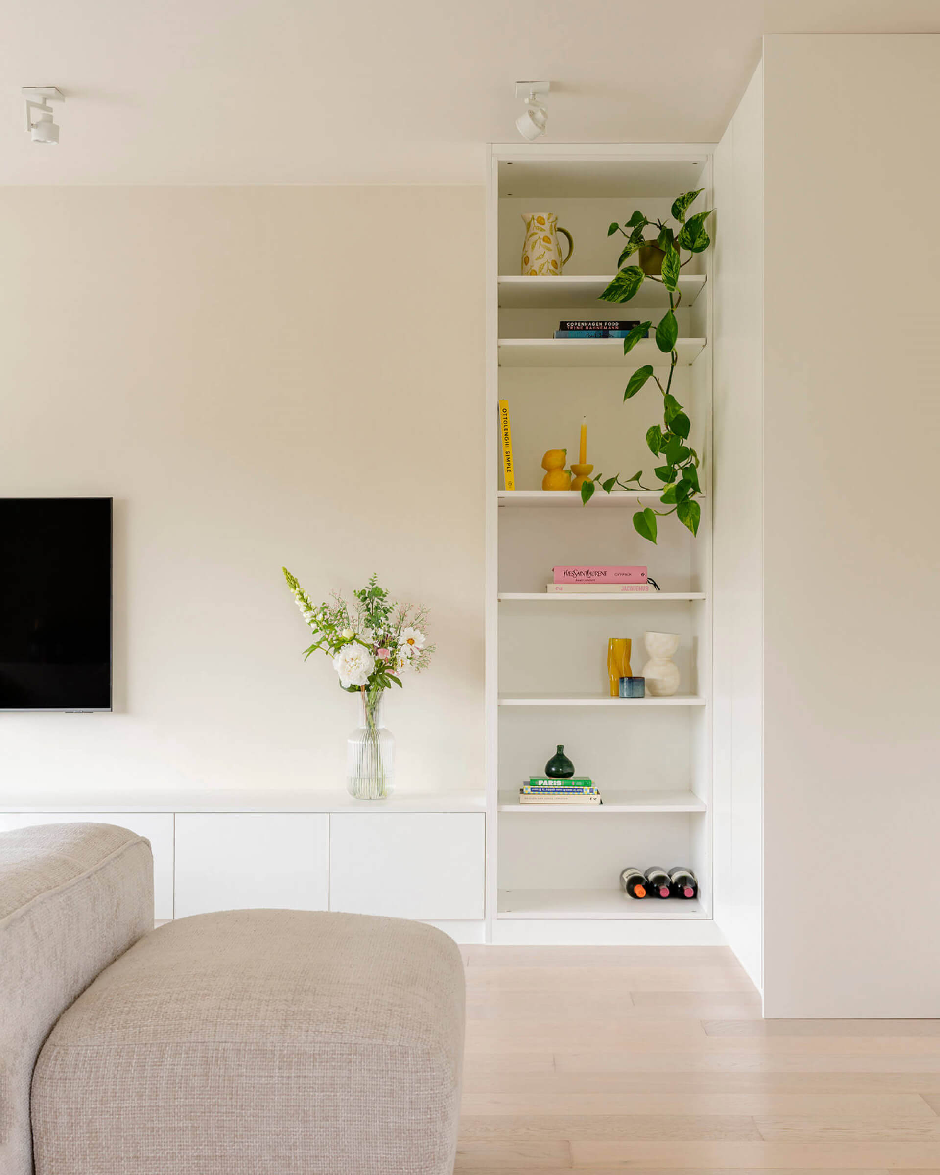 Meuble TV blanc avec une armoire d'angle