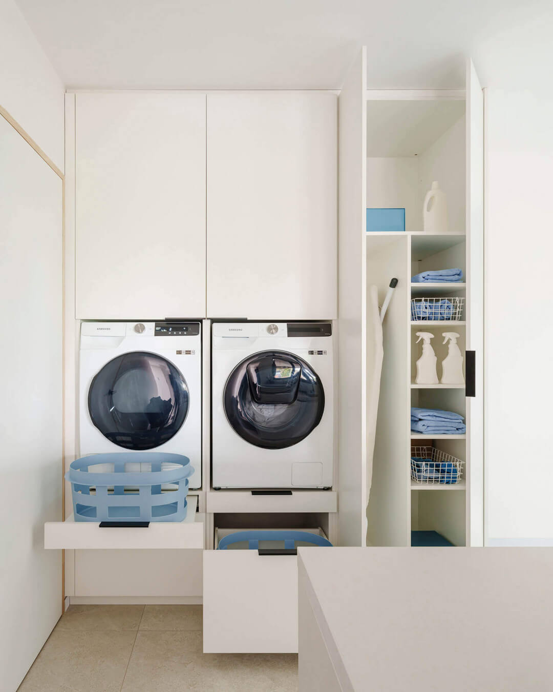 Custom laundry cabinet in white (Front White)