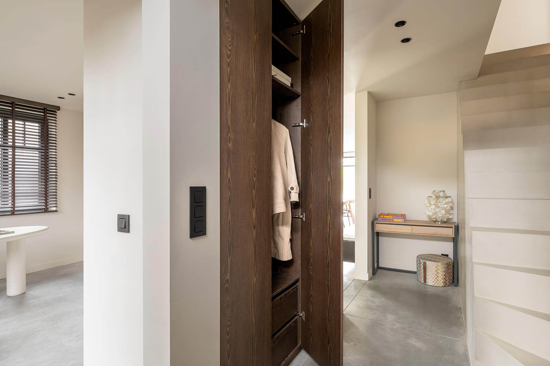 Hall d'entrée avec une armoire vestiaire encastrée sur mesure dans la teinte de bois Patinated Brown