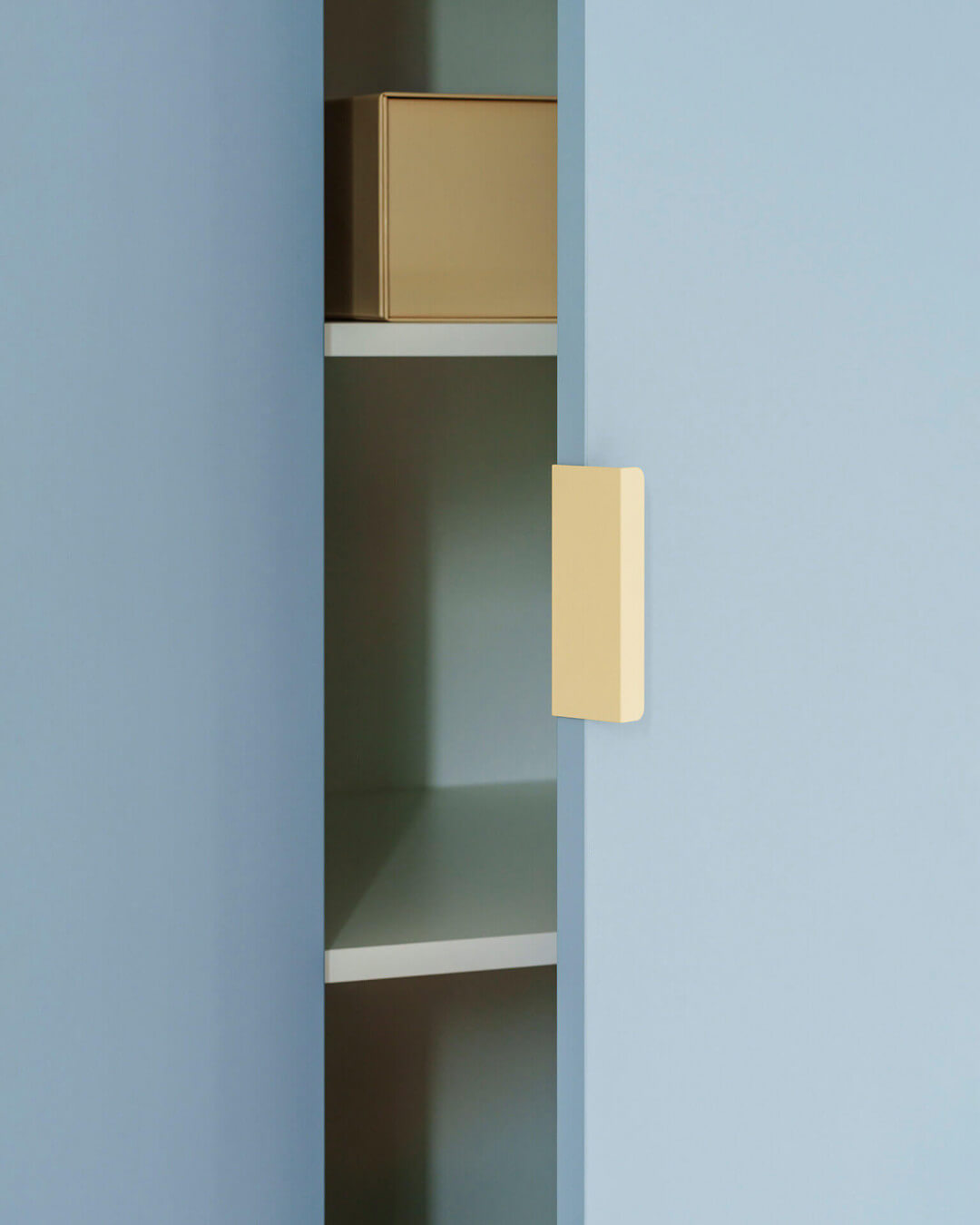 Cream colour handle in a bespoke wardrobe in the colour Silver Blu from Maatkasten Online.