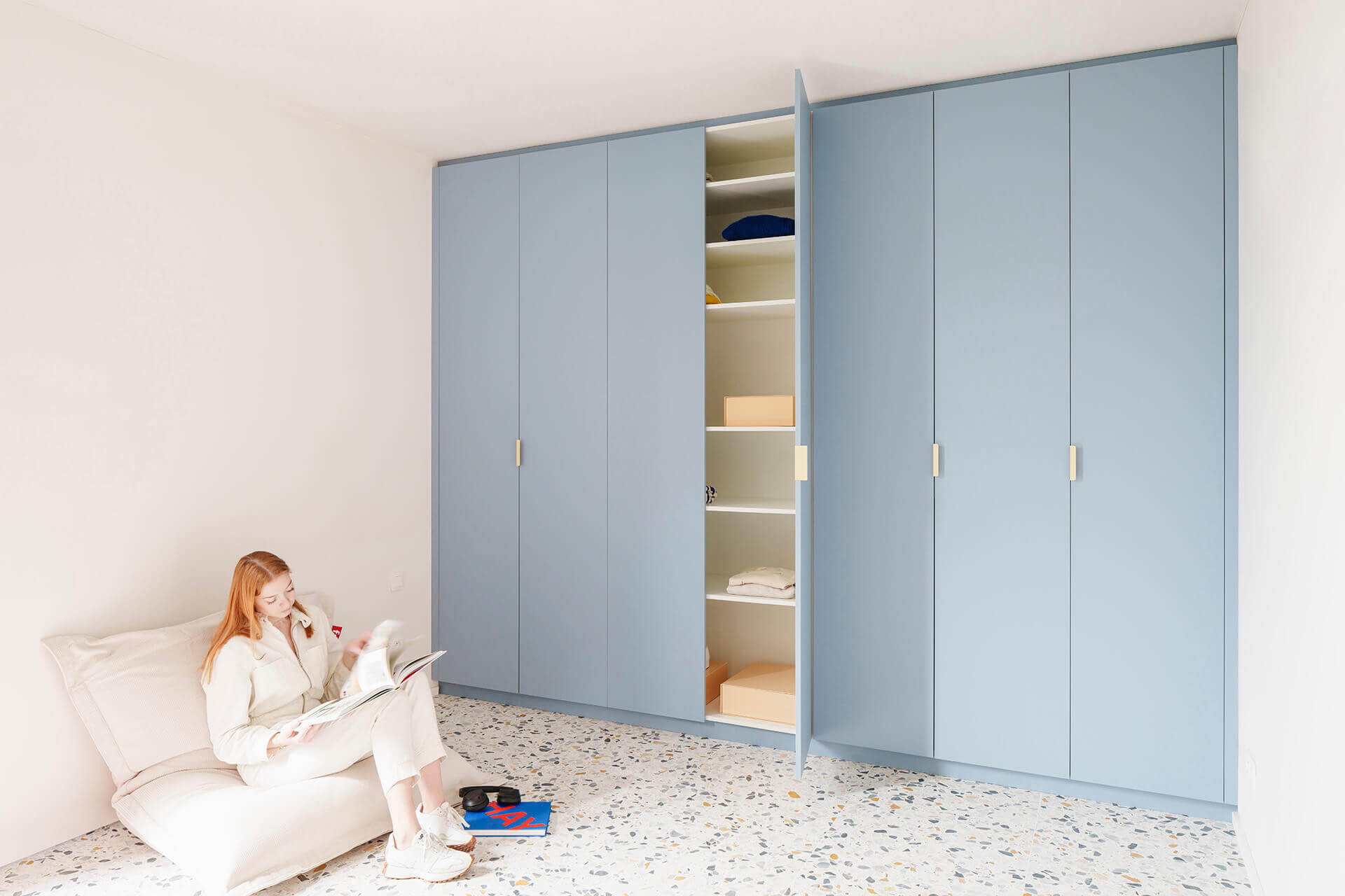 Built-in wardrobe in colour Silver Blue with a Fatboy cushion.