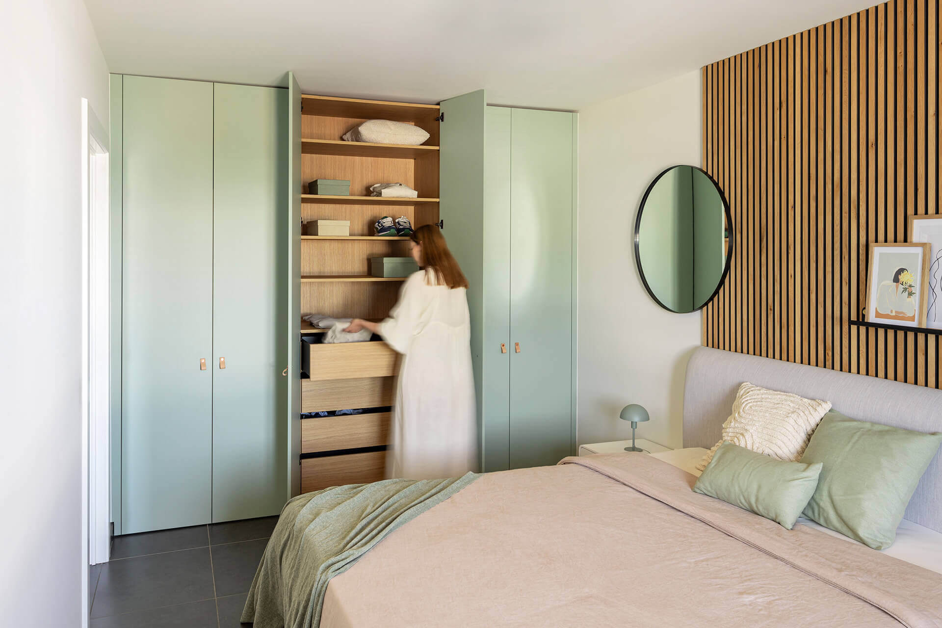 Bedroom with soft green tones and warm wood shades by Maatkasten Online