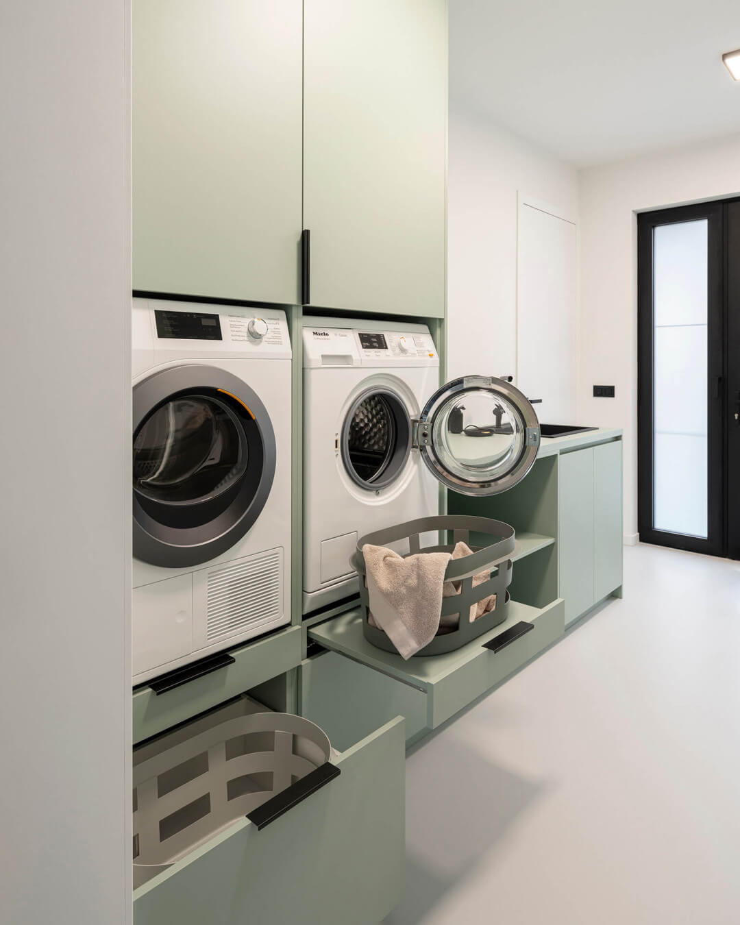 Made-to-measure washroom cabinet in the colour Industrial Green 