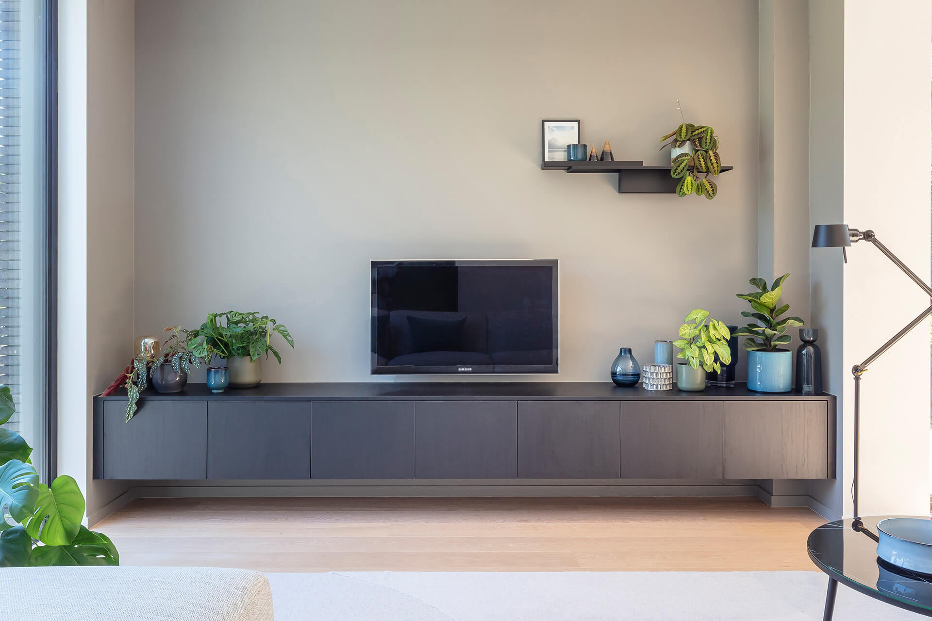 Zwevend tv meubel op maat in de kleur Elegant Black van maatkastenonline