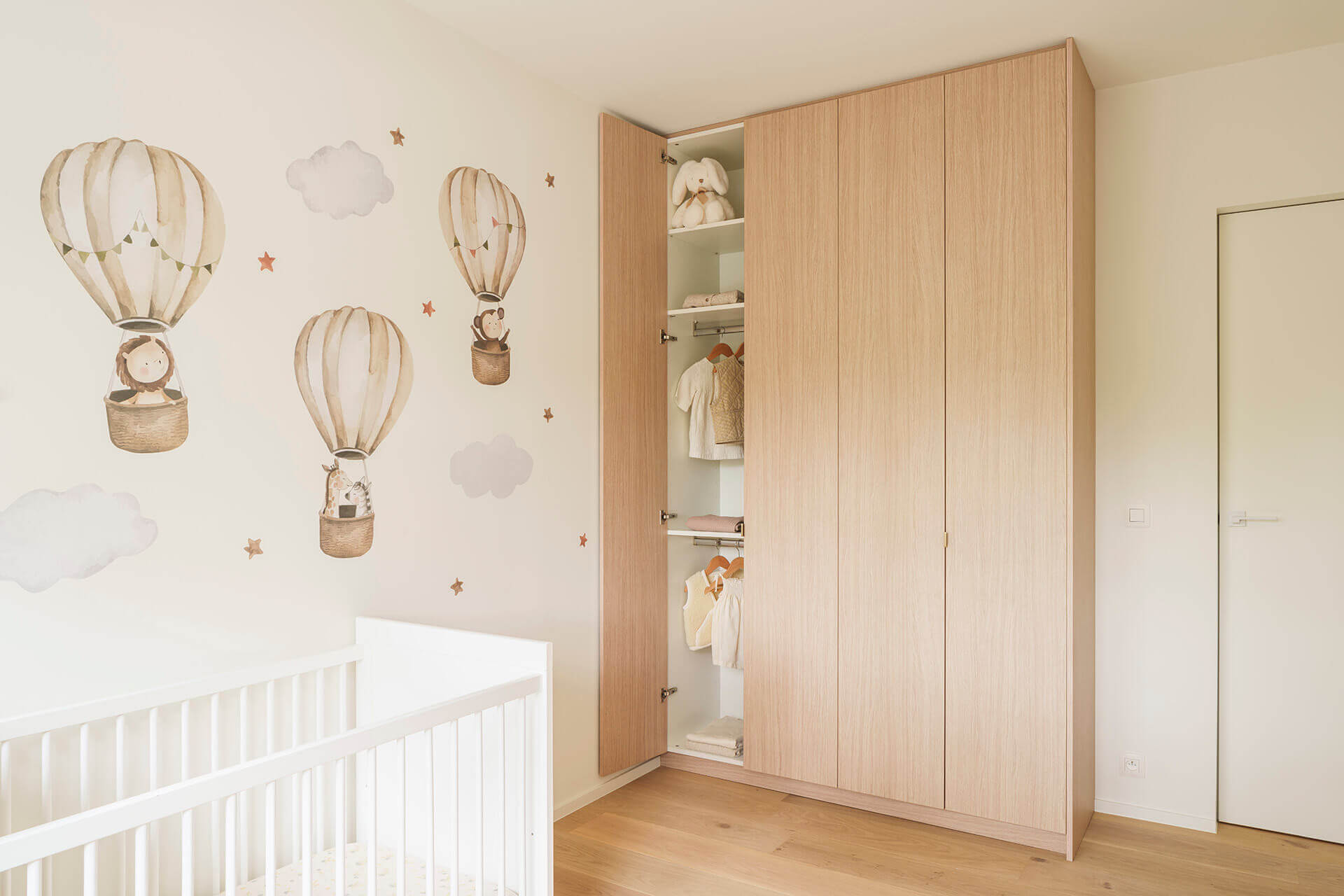 Wardrobe in the children's room with brass handles, called Mini Pure