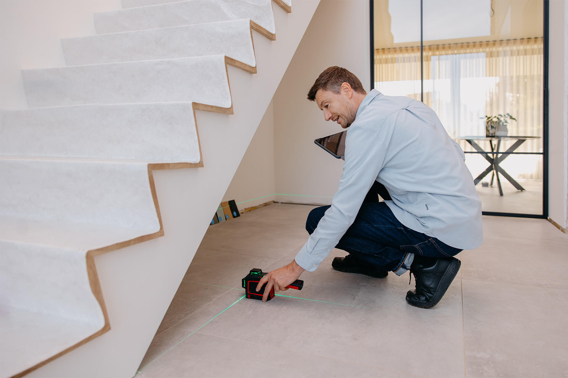 The measuring service measures the space under the stairs for a custom-made stair cupboard.
