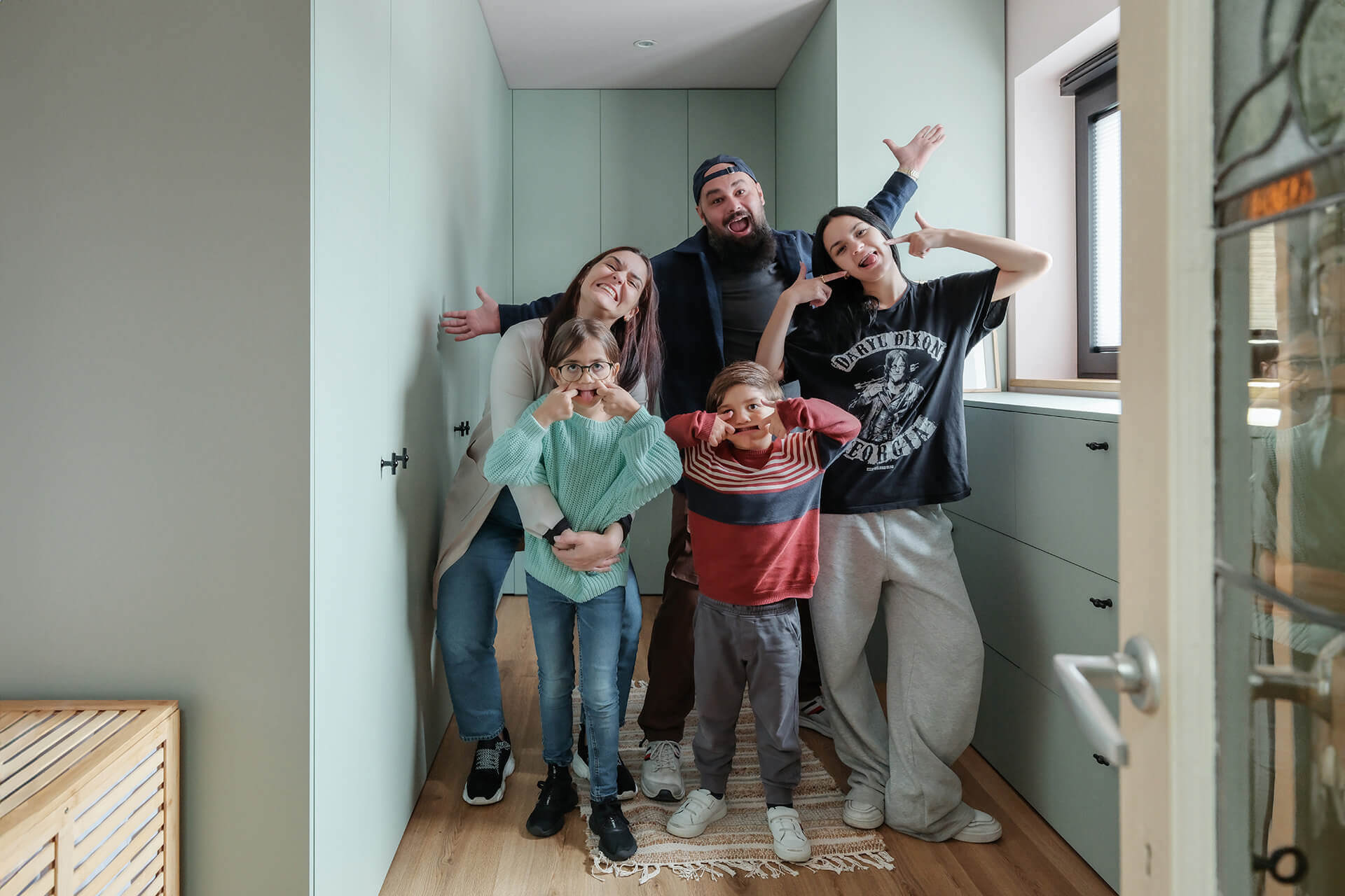 Les gagnants de Huis Gemaakt, Ana et Enis, avec leurs enfants dans leur dressing de rêve.