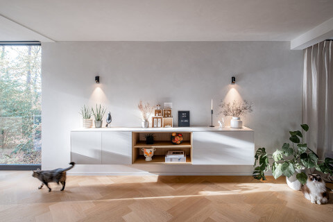 Made-to-measure floating chest of drawers in seashell and essential oak natural, in the living room from Maatkasten Online