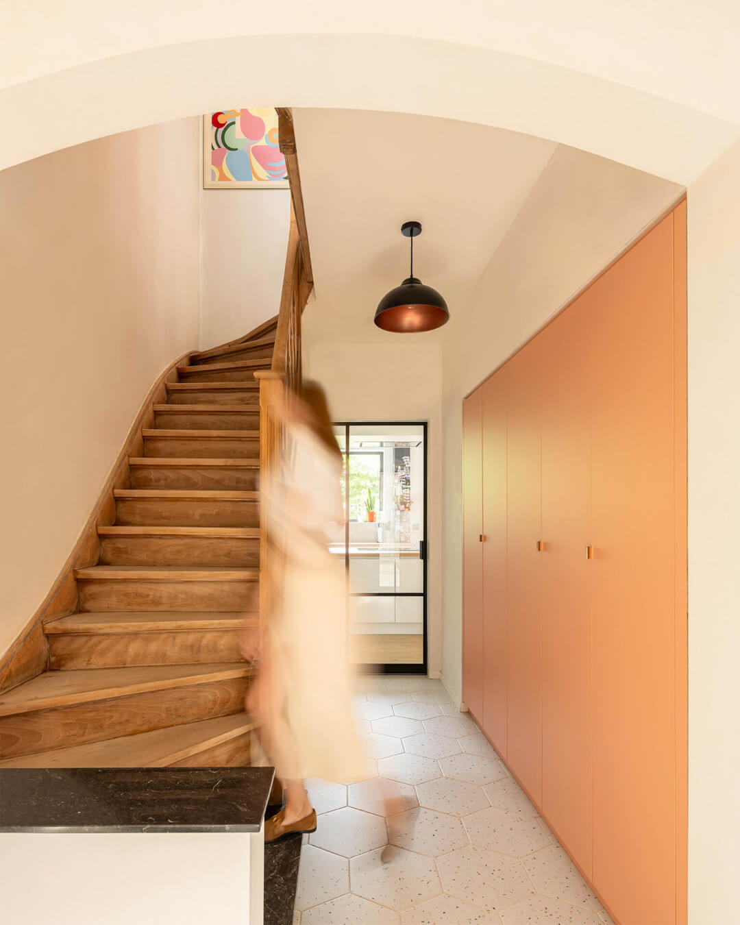 Vestiaire in karaktervolle woning in dusty coral