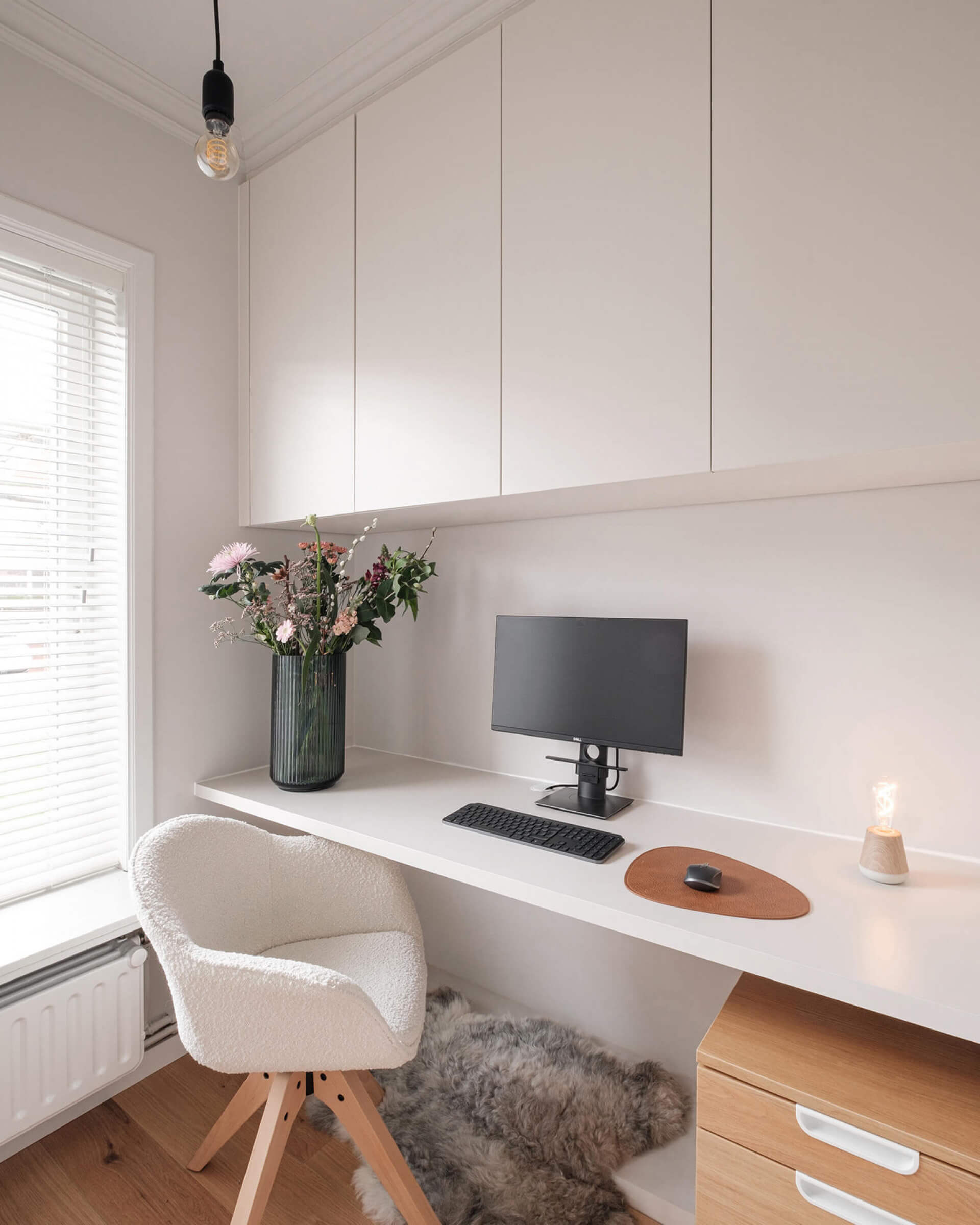 Placard de plafond sur mesure au-dessus d'un bureau