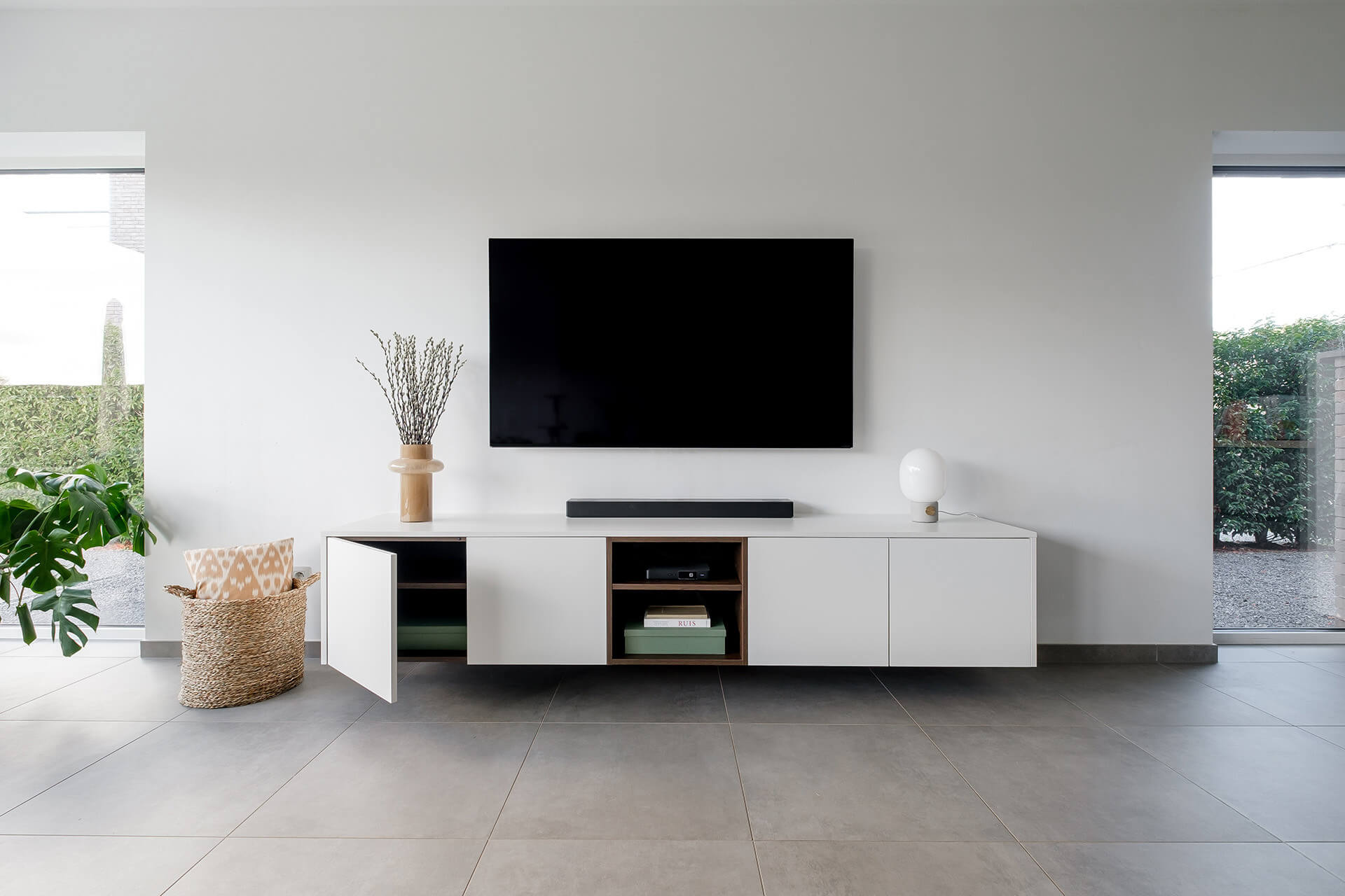 Freestanding TV cabinet. Colours: front white and Pearl Oak. Handles: push to open.
