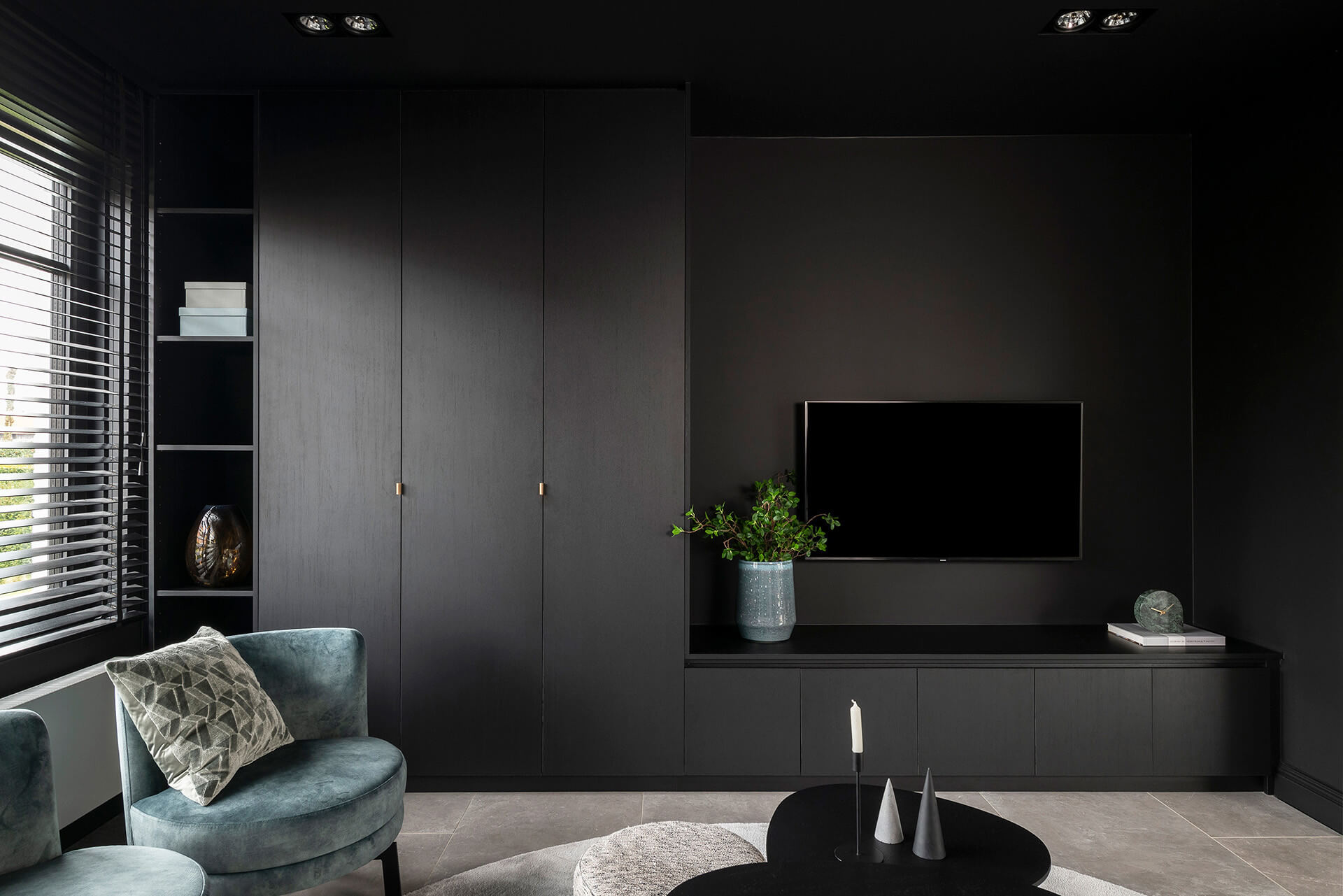 Meuble tv sur messure dans un salon en Elegant Black de Maatkastenonline