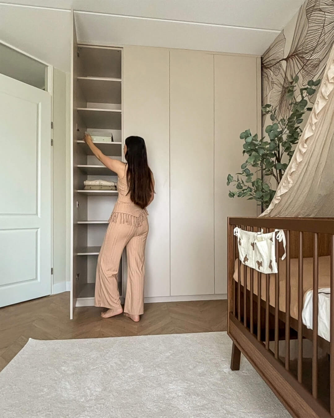 Custom dressing wardrobe in the children's room in Dune Beige