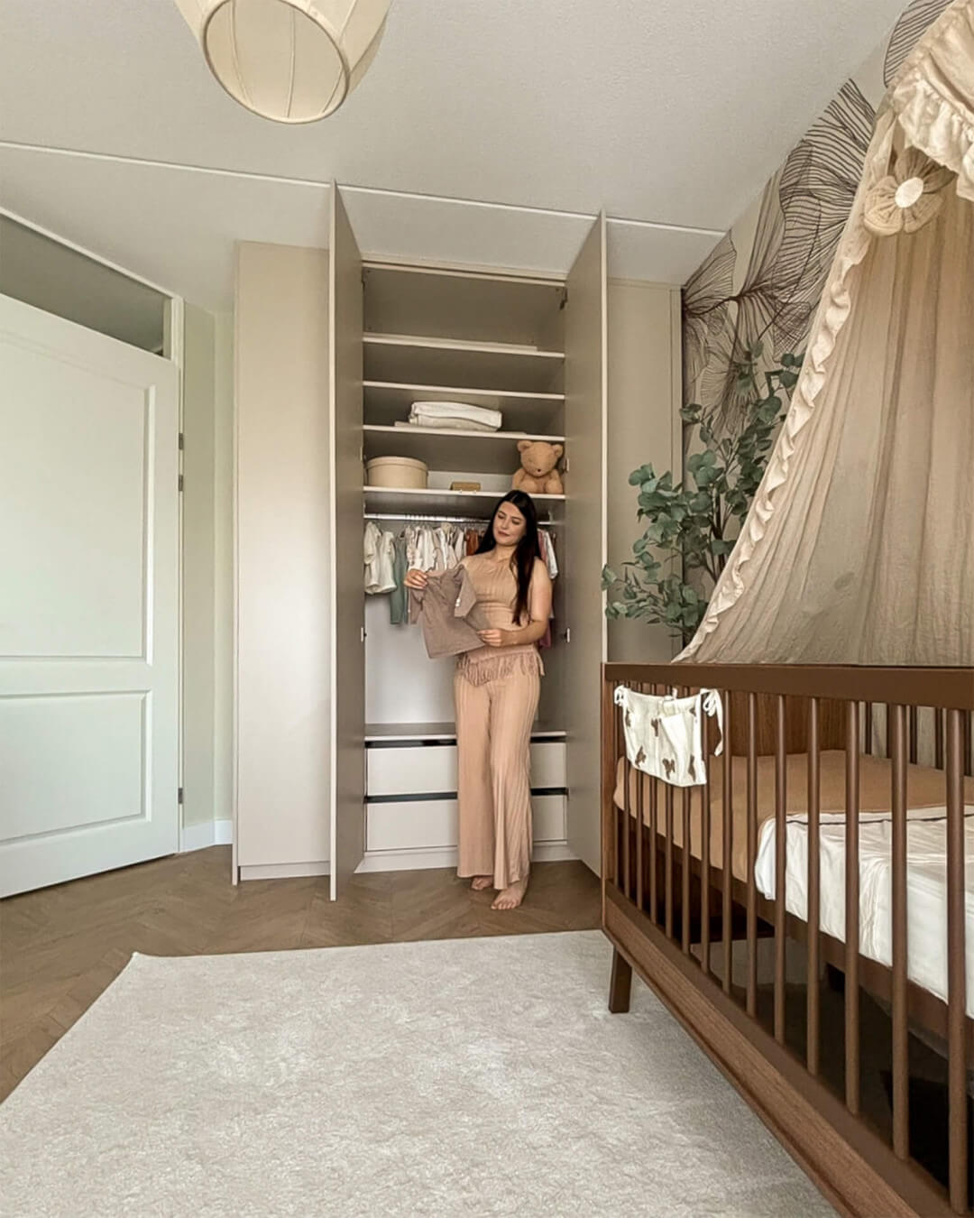 Custom-made wardrobe in the children's room in Dune Beige