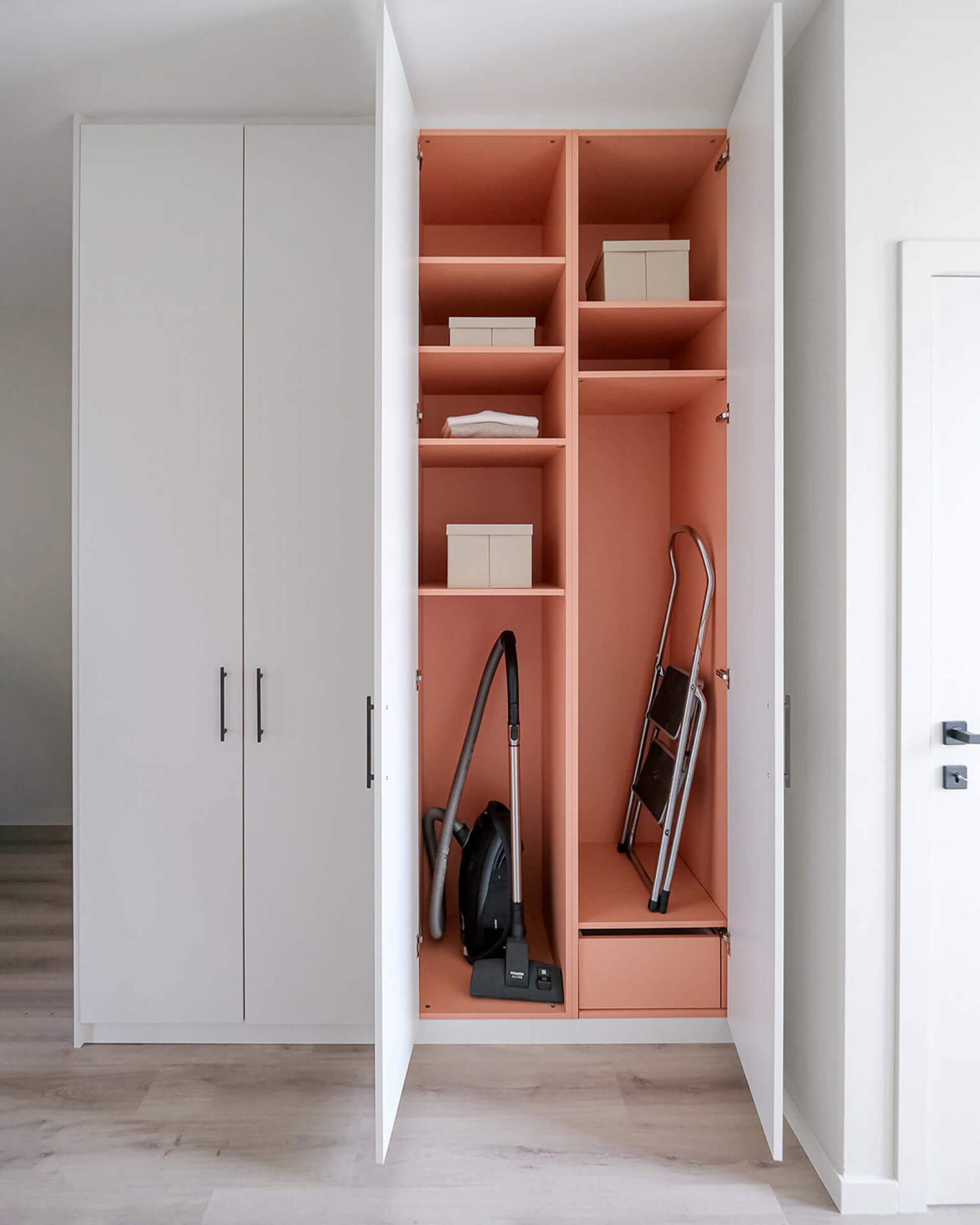 Made-to-measure storage cupboard in Front White and Dusty Coral with the black Diamond handles