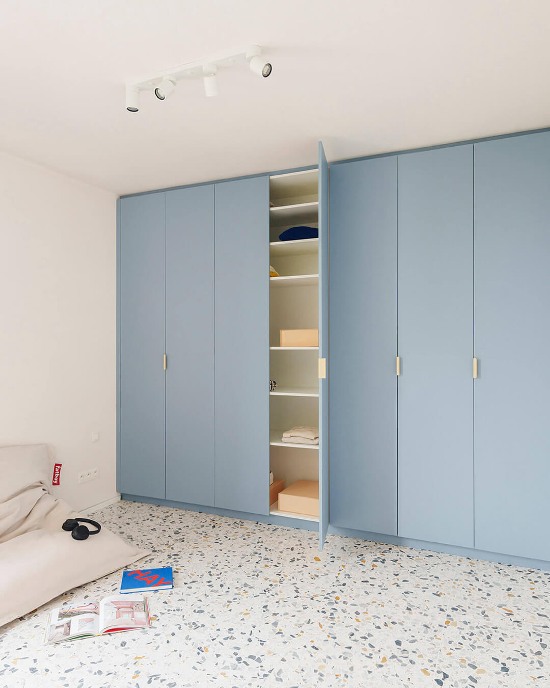 Bespoke wardrobe in the colour Silver Blue