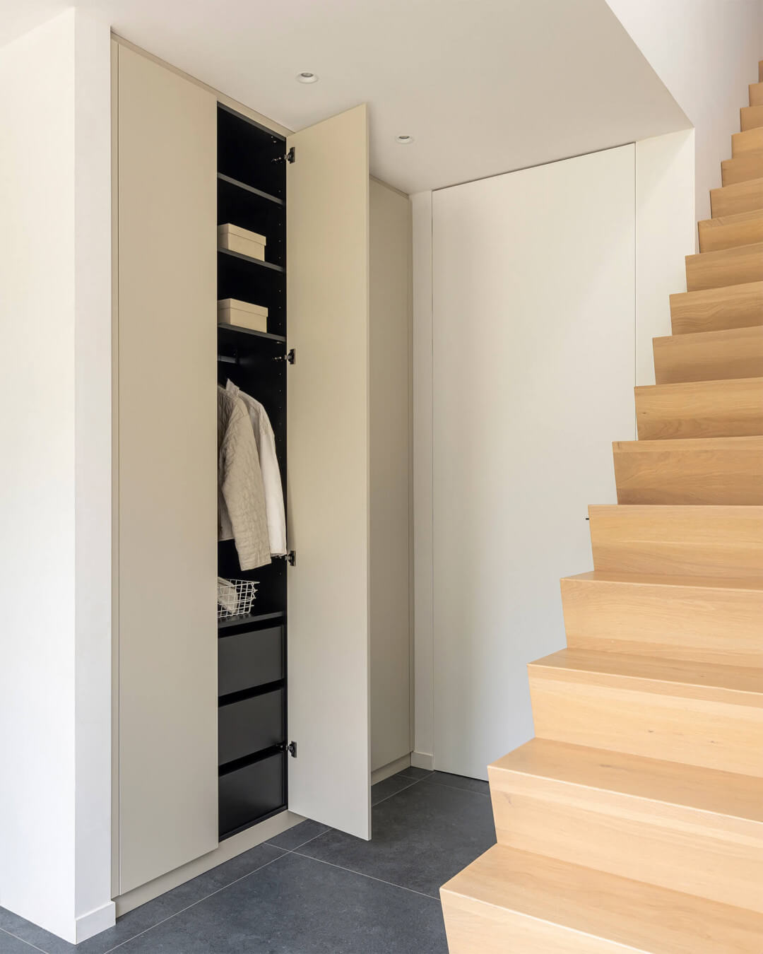 Custom cabinet in the entrance hall in the color Turtle Grey