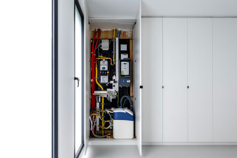 Armoire technique sur mesure. Idéale pour cacher votre compteur d'électricité ou vos tuyaux.