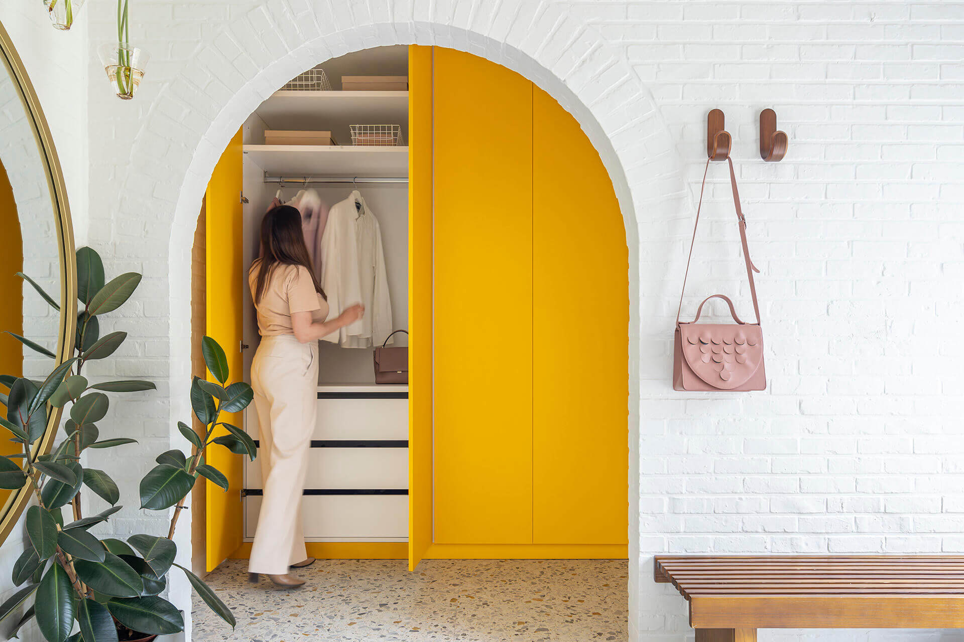 Dressing jaune encastré sur mesure dans un bungalow des années 60