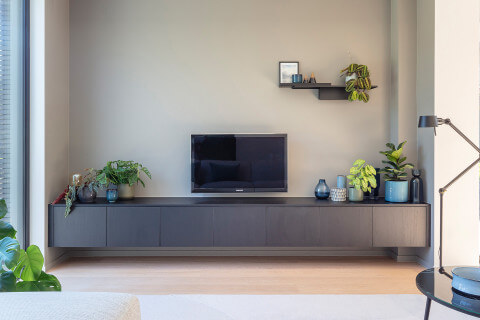 floathing tv unit in elegant black by maatkastenonline