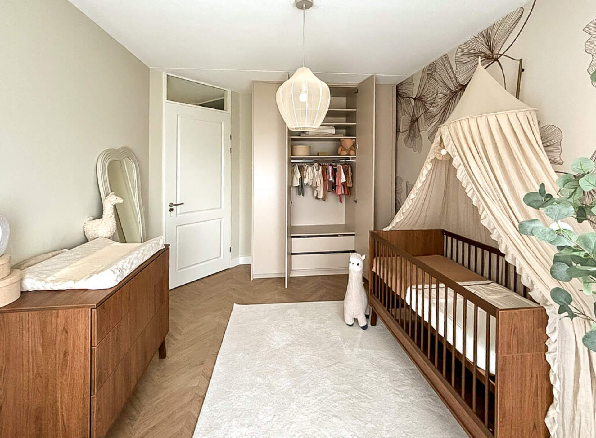 Custom-made dressing wardrobe in the children's room in Dune Beige