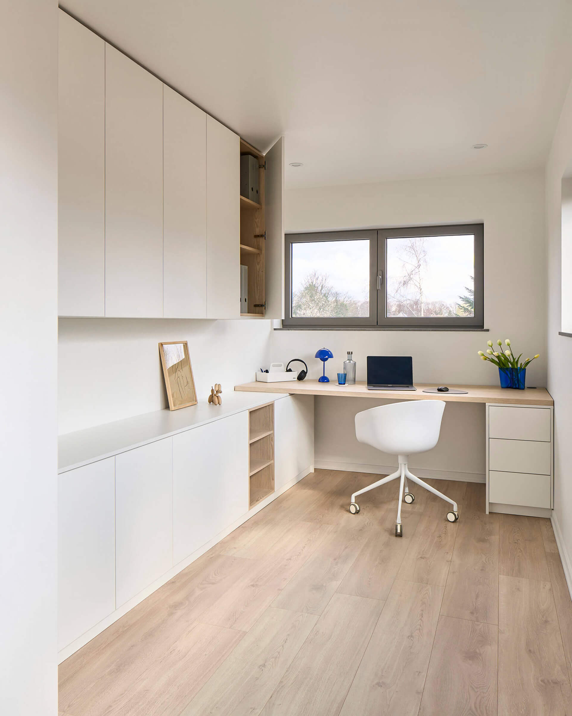 Plafondkast op maat boven een bureau in de kleur Front White